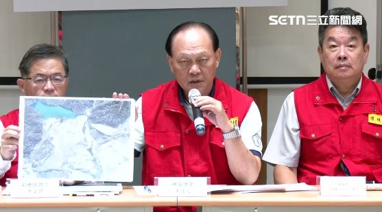 花蓮發生規模5地震，縣政府誤發警報，協調所總指揮官季連成秀出地震後堰塞湖空拍顯示沒有異狀（圖／翻攝畫面）