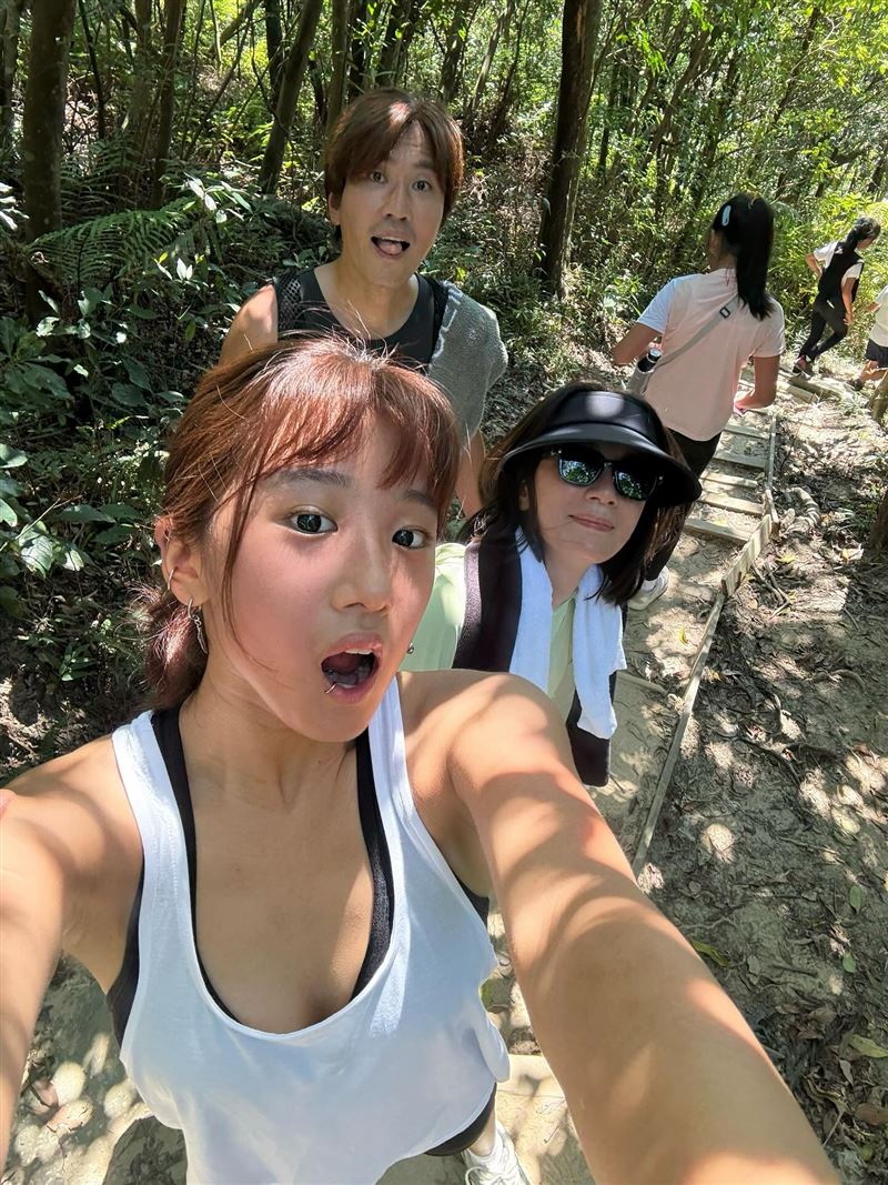 賈靜雯於社群平台曬出與家人一同登山的合照。（圖／翻攝自IG @alyssachia）