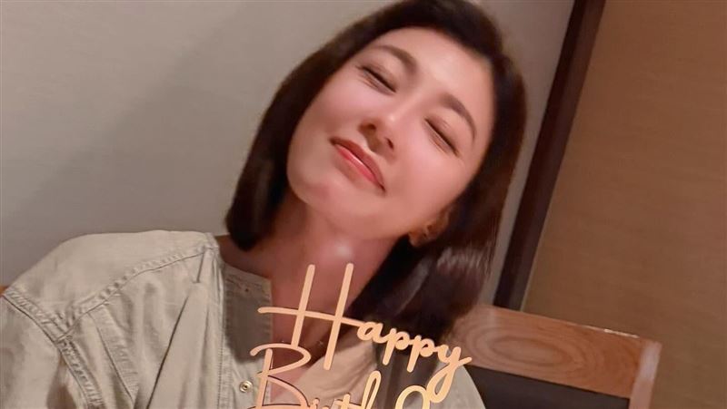 賈靜雯慶祝51歲生日。（圖／翻攝自IG @alyssachia）
