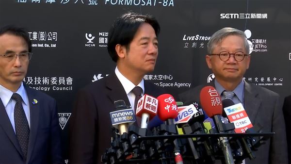 總統賴清德（中）低調到林老闆靈堂捻香致哀