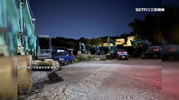 挖土機停放在廠區卻再也等不到老闆回來。（圖／翻攝自禮儀公司業者林奕華臉書）