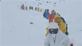 聖母峰於上周末下起暴風雪，多人受困在山上（圖／翻攝自X平台 @theinformant_x）