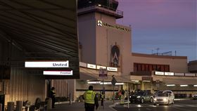 位於加州的好萊塢柏班克機場於6日晚間塔台關閉後，飛行員被迫自行協調起降。（圖／美聯社／達志影像）