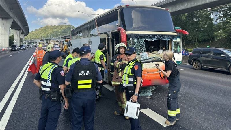 國道1號北上五股路段客運追撞聯結車警方及消防隊獲報到場。（圖／翻攝畫面）