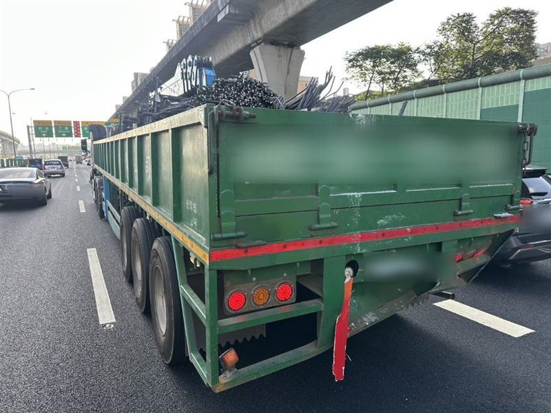 突然急剎的聯結車。（圖／翻攝畫面）