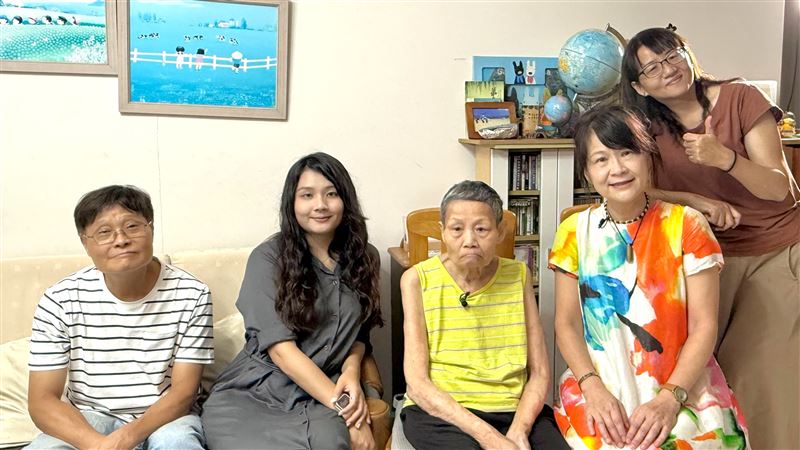 羅思容(右2)擔任來賓拜訪小愛一家四口。（圖／公視提供）