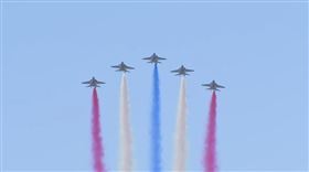 國慶空中全兵力操演　雷虎小組噴彩煙飛越總統府（圖／翻攝畫面）