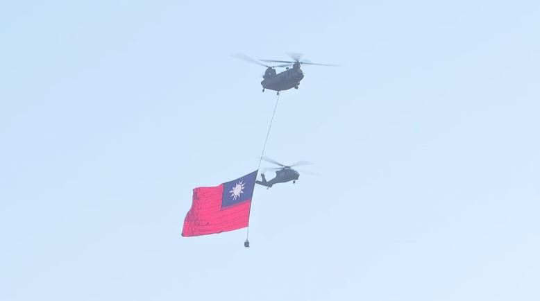 CH-47SD契努克運兵直升機吊掛巨幅國旗（圖／翻攝畫面）