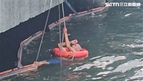 60歲王姓男子3跳基隆港，警消疲於奔命，他竟說：濟公指示。（圖／翻攝畫面）
