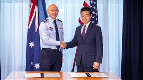 美國國防部印太安全準助理部長約翰盧（右）表示，台灣必須大幅提高國防支出。（圖／翻攝自X平台  @DOW_Policy）