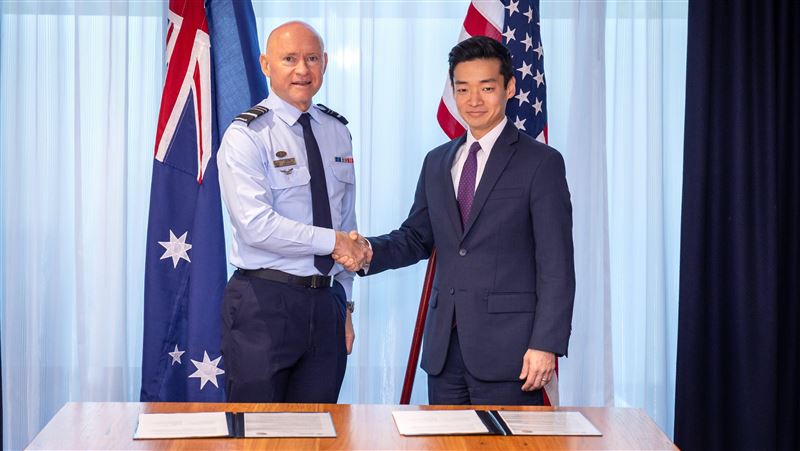 美國國防部印太安全準助理部長約翰盧（右）表示，台灣必須大幅提高國防支出。（圖／翻攝自X平台 @DOW_Policy）