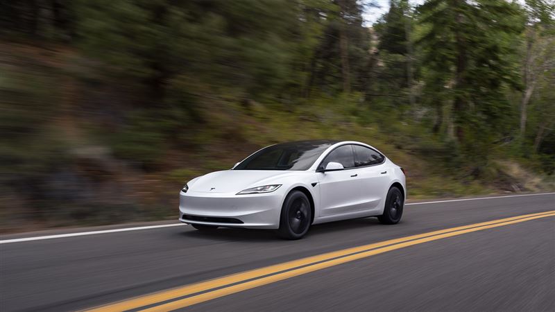 Model 3標準版居然不再配備「電動可調後視鏡」。（圖／翻攝Tesla網站）
