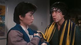 成龍笑怒批林青霞竟然見死不救，林青霞嬌羞回答說：我裡面穿比基尼，有記者會拍我，我不敢脫啦！讓成龍哭笑不得。（圖／翻攝自豆瓣電影、翻攝自微博、時報出版提供、成龍提供） 