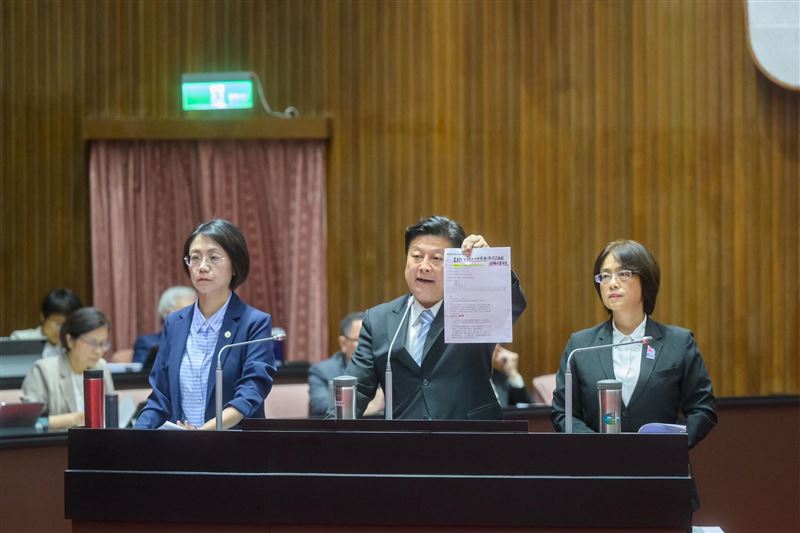 國民黨立委傅崐萁7日在質詢時跟行政院長卓榮泰針鋒相對。（圖／翻攝自傅崐萁臉書）