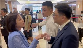 賴瑞隆與柯志恩在一樓大廳爭執。（圖／翻攝畫面）