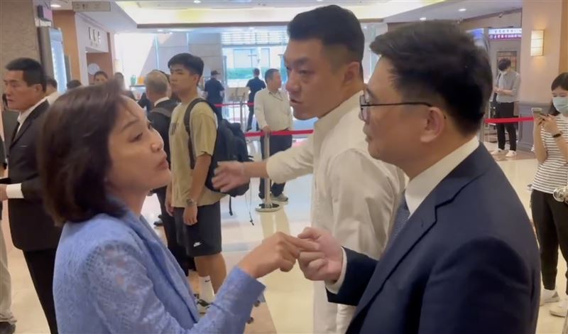 柯志恩助理在一旁緩頰稱「委員，電梯來了」，但雙方仍繼續爭執。（圖／翻攝畫面）