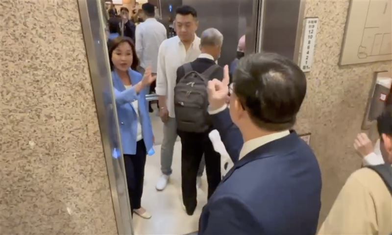 賴瑞隆與柯志恩在一樓大廳爭執。（圖／翻攝畫面）