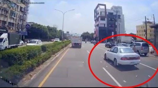 「滿天都是錢」吹向垃圾車　清潔隊員傻眼