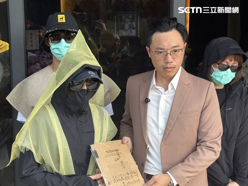 孫姓代書女兒手拿帳本，裡頭一五一十記載宮主姐妹惡行，並咒下「一定要上新聞」。（圖／翻攝畫面）
