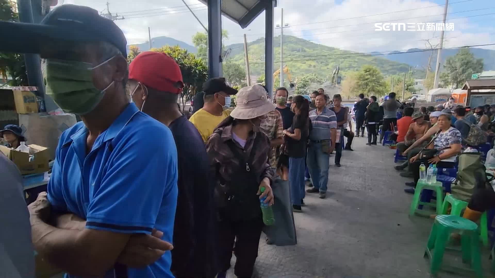 鄉民們一早排隊領慰問金