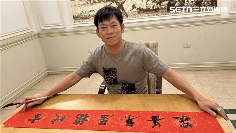 顏正國每年過年都會寫春聯。（圖／資料照）