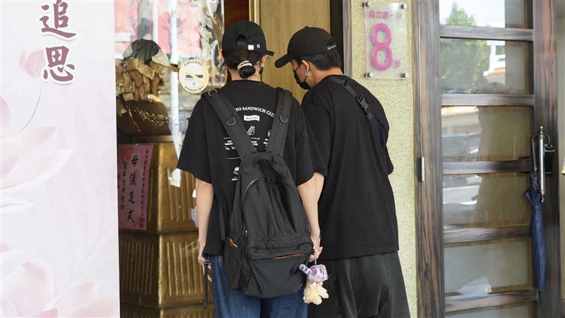 因顏正國結緣！黃尚禾李千娜低調現身靈堂