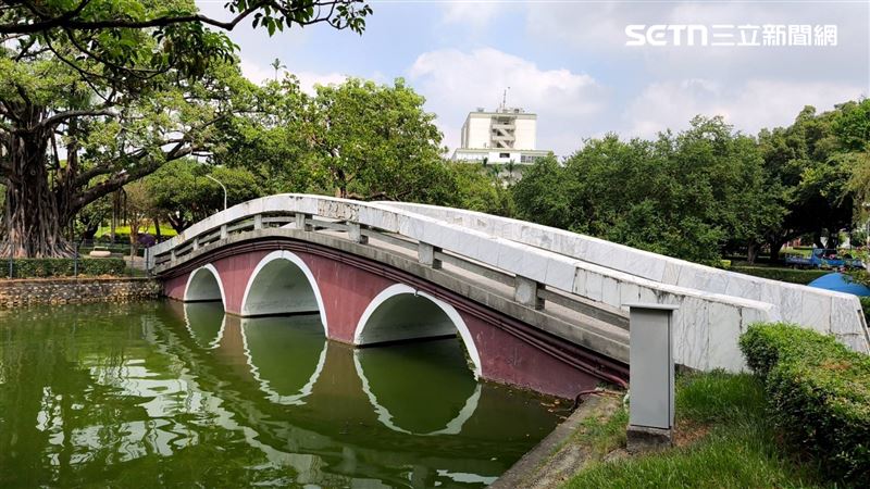台中公園日月湖驚見浮屍，死者為一名26歲男子。（圖／翻攝畫面）