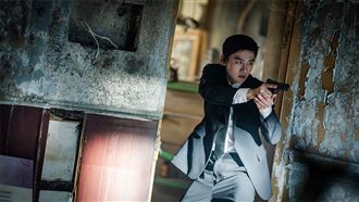 爆破威力太震撼！白敬亭被「震飛」當場暈