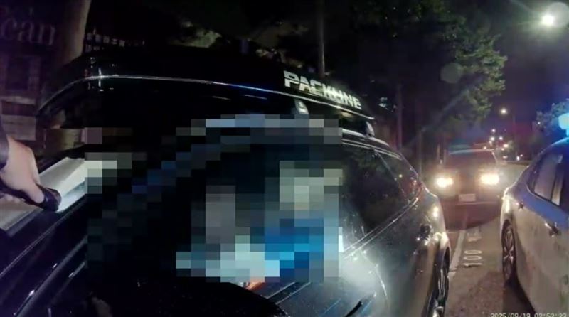 張姓男子在警消破窗前瞬間清醒，自己開門下車接受酒測，酒測值明顯超標。(圖 /翻攝畫面)