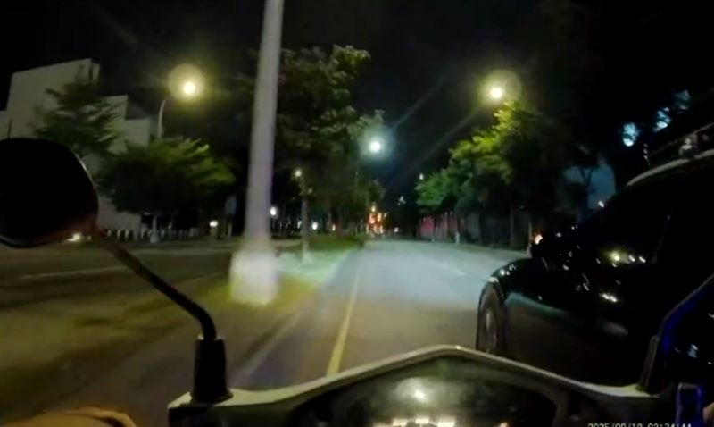 駕駛把車停好後熄火裝睡，任憑員警敲窗、拿手電筒強光照射都沒反應。(圖／翻攝畫面)