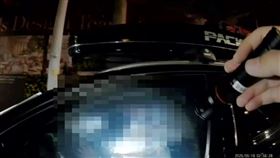 台中男，酒駕，停車路邊裝睡，警破窗前一刻瞬間清醒，下場慘，(圖 /翻攝畫面)