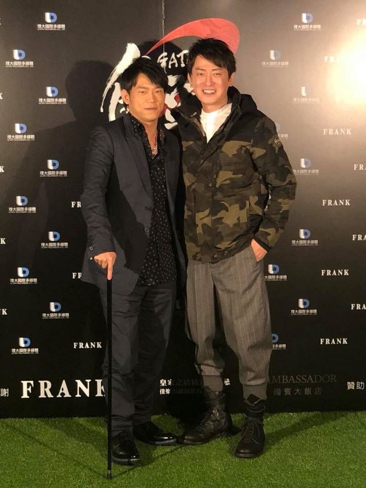 顏正國（左）病逝後，許多合作過的導演與演員紛紛在社群平台發文哀悼。圖右為王識賢。（圖／翻攝自顏正國FB）