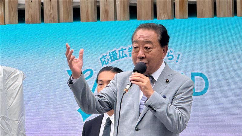 日本首相指名選舉下周登場，眼見自民黨與公明黨的執政聯盟出現分裂危機，最大在野黨立憲民主黨拋出，願意不再堅持由代表野田佳彥作為首相人選。圖為野田去年7月16日在新宿街頭演說。中央社記者楊明珠東京攝　114年7月19日