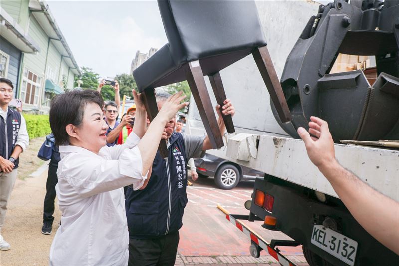 台中市長盧秀燕今（8）天表示，花蓮救災「家具超人」出發！（圖／翻攝自盧秀燕臉書）