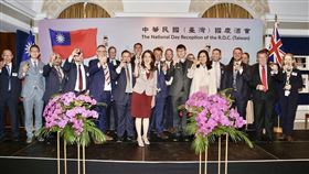 歐江安大使與紐西蘭11位國會議員、首都市長等3位市長、企業界領袖等貴賓共同舉杯祝賀國慶（圖／外交部提供）