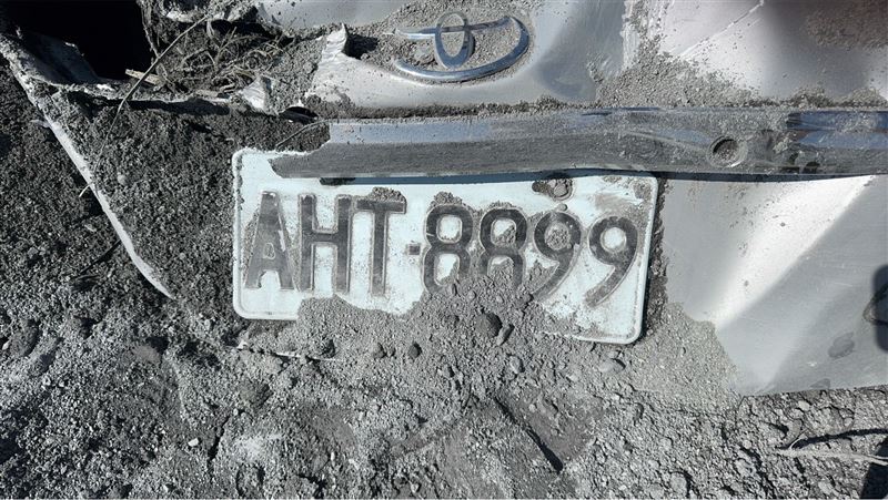 砂石場自家的挖土機挖出老闆娘的車輛。（圖／翻攝畫面）