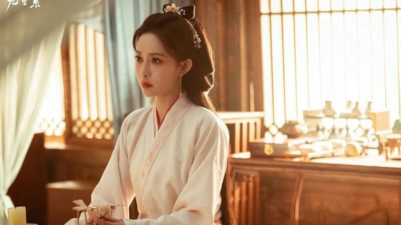 帽紗被踩頭往後對折凹　古裝女神意外重摔