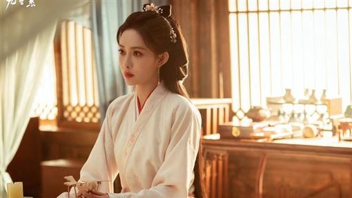 帽紗被踩頭往後對折凹　古裝女神意外重摔