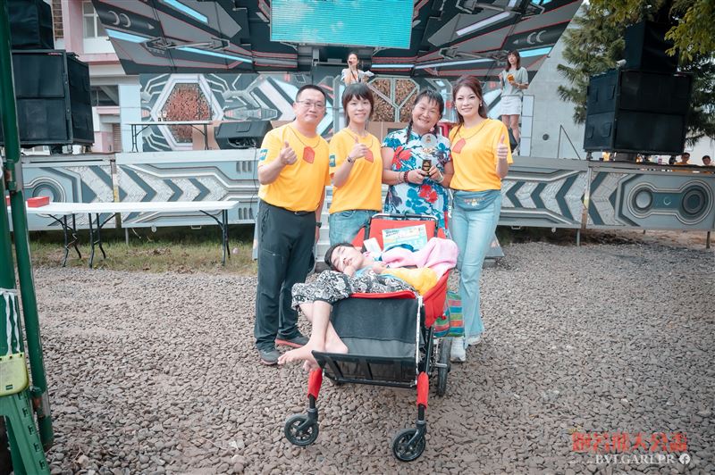 超跑媽「帶」小比第一次１個人跑，完成與兒子的最後約定，神情落寞令網友不捨淚崩。圖左為有兒子陪伴時的滿足開心笑臉。（圖／翻攝自《小比的跑旅雜記》、黃嫈珺議員提供）