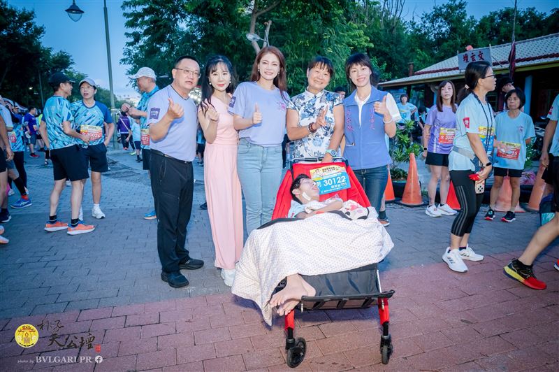 超跑媽「帶」小比第一次１個人跑，完成與兒子的最後約定，神情落寞令網友不捨淚崩。圖為有兒子陪伴時的滿足開心笑臉。（圖／翻攝自《小比的跑旅雜記》、黃嫈珺議員提供）