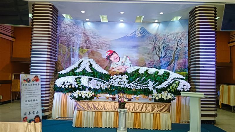 超跑媽「帶」小比第一次１個人跑，完成與兒子的最後約定，神情落寞令網友不捨淚崩。圖為小比靈堂。（圖／翻攝自《小比的跑旅雜記》、黃嫈珺議員提供）