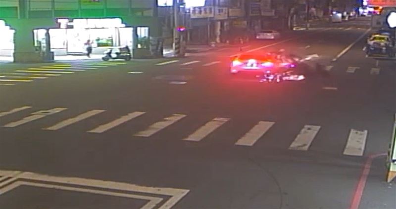 轎車與機車在路口猛力相撞，騎士被撞噴飛，機車在地上拖行磨出火花，燃燒成火球。(圖／翻攝畫面)
