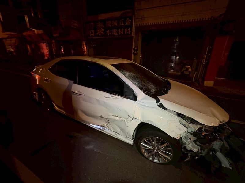 肇事22歲羅姓男子轎車遭受猛力撞擊，19歲蔡姓騎士傷重昏迷仍在搶救。(圖／翻攝畫面)