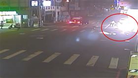 苗栗，轎車撞機車，騎士噴飛，車磨地冒火花燒成火球，4機車被焚，騎士險被焚，刀刀(圖／翻攝畫面)_