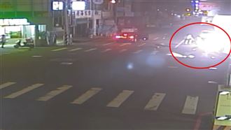 機車「爆炸」毀4車！男大生腦出血未脫險