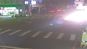 苗栗，轎車追撞機車，機車磨地爆火花，燒成火球，騎士險被焚身，熱心乘客救出來(圖／翻攝畫面)