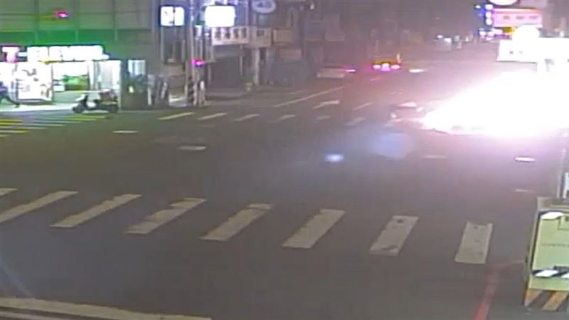 機車高速撞飛「爆炸起火」 騎士險遭焚身