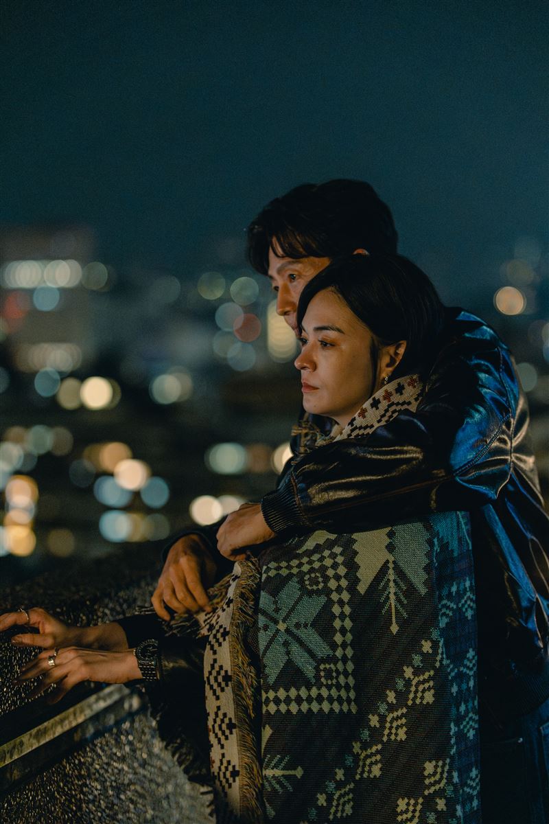 張榕容（前）、李廷鎮《整形過後》上演感情戲。（圖／六魚文創提供）