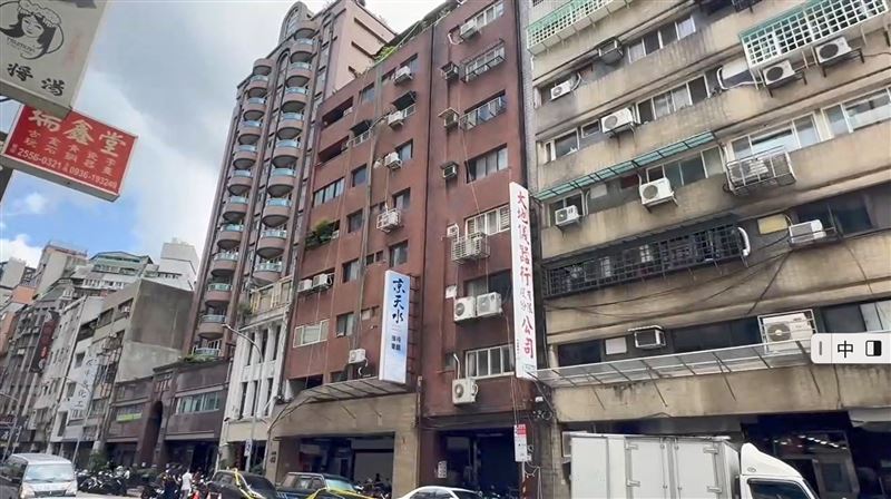北市大同區天水街某華廈有2名工人進行外牆吊掛時從8樓墜落。（圖／翻攝畫面）