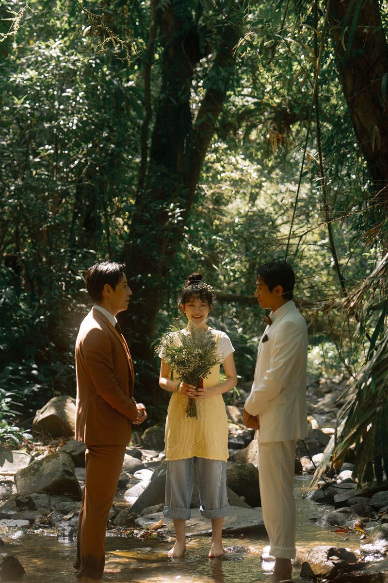 李玲葦（中）劇中成為初孟軒（右）、徐鈞浩證婚人。（圖／公視+提供）